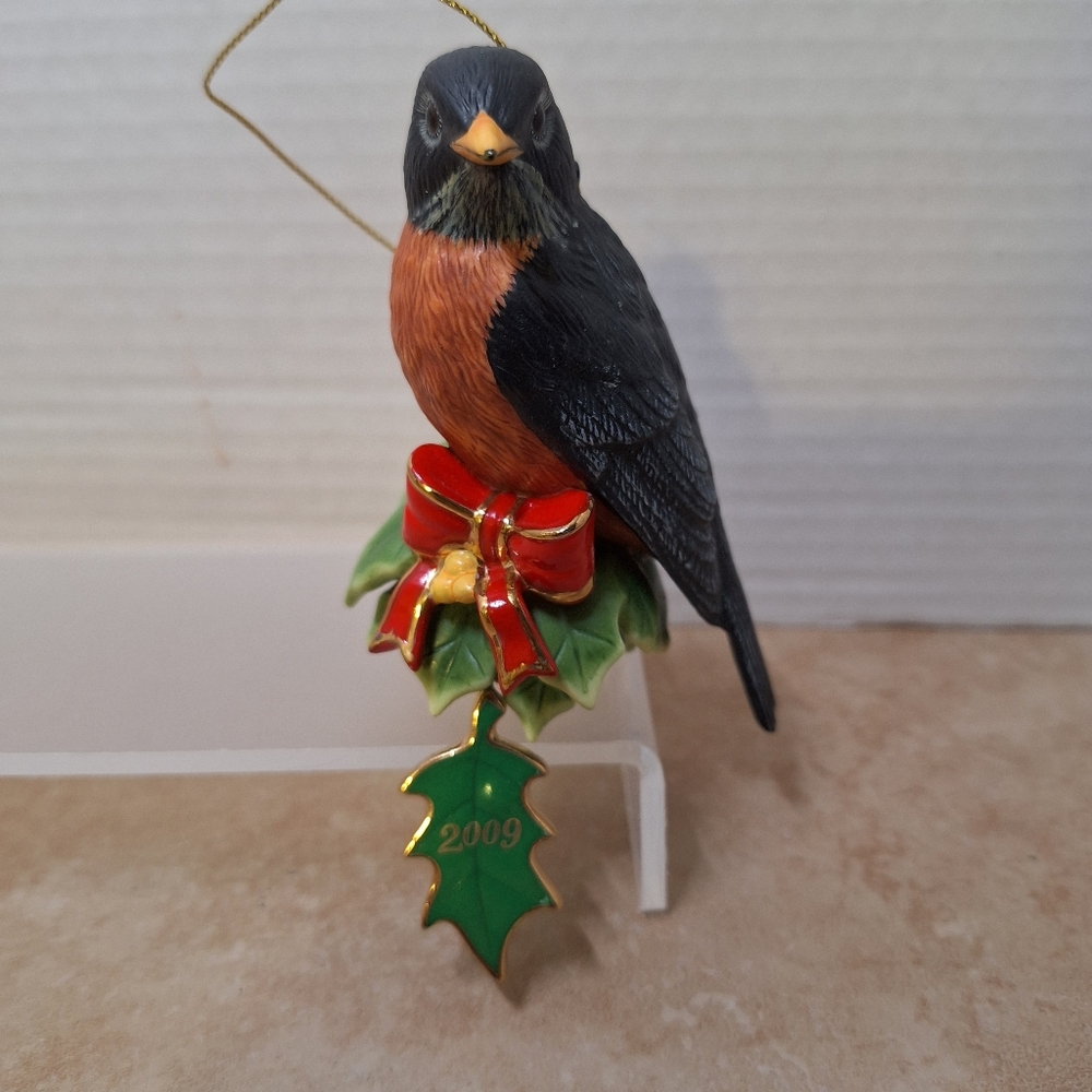 Danbury Mint Songbird Christmas Ornament A Robin's Landing 2009 Holly Red Bow